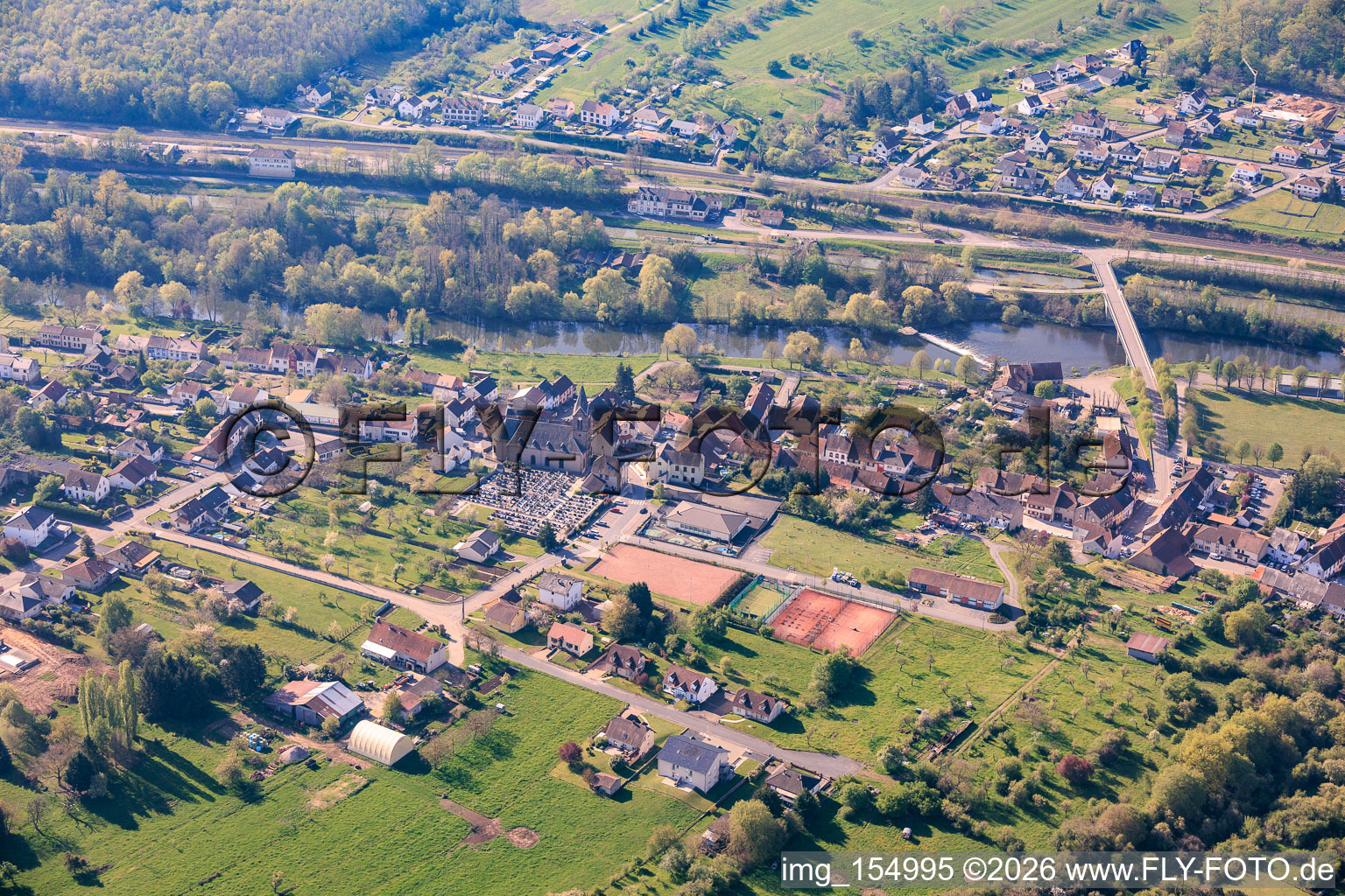 Le vieux moulin de Saareinsmingen, son église et son cimetière se trouvent sur les rives de la Sarre. à Sarreinsming dans le département Moselle, France