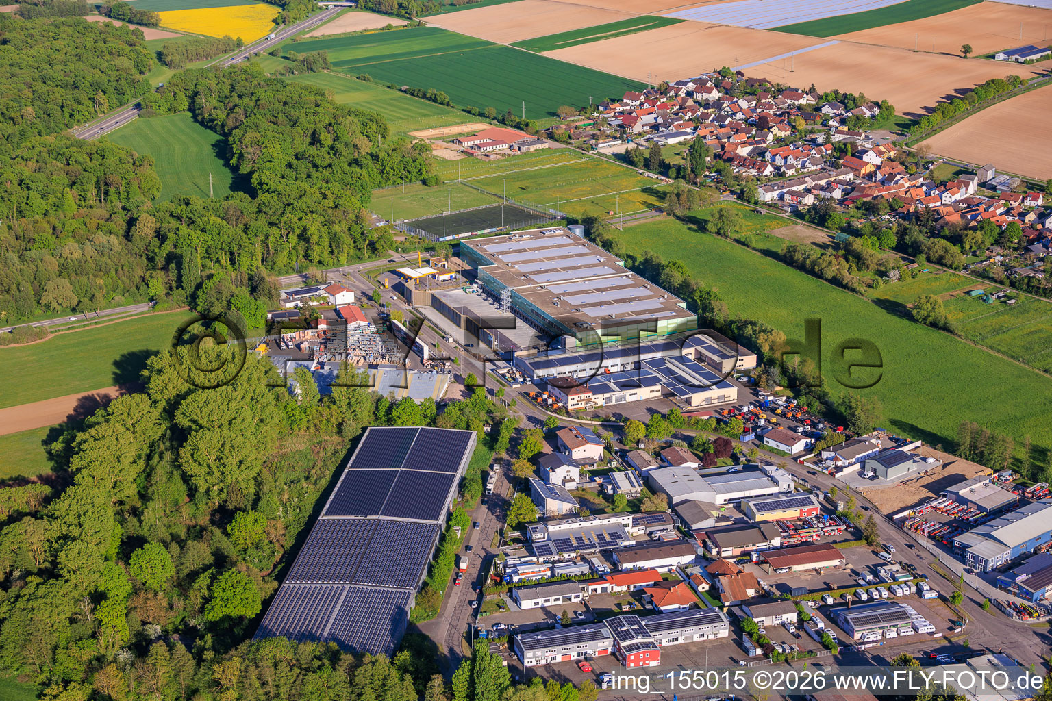 Bâtiment neuf presque achevé du parc logistique de HANSAINVEST et DFI-Real-Estate Kandel pour FRISCHEPLATTFORM SÜDWEST de Gemüsering Stuttgart GmbH à le quartier Minderslachen in Kandel dans le département Rhénanie-Palatinat, Allemagne