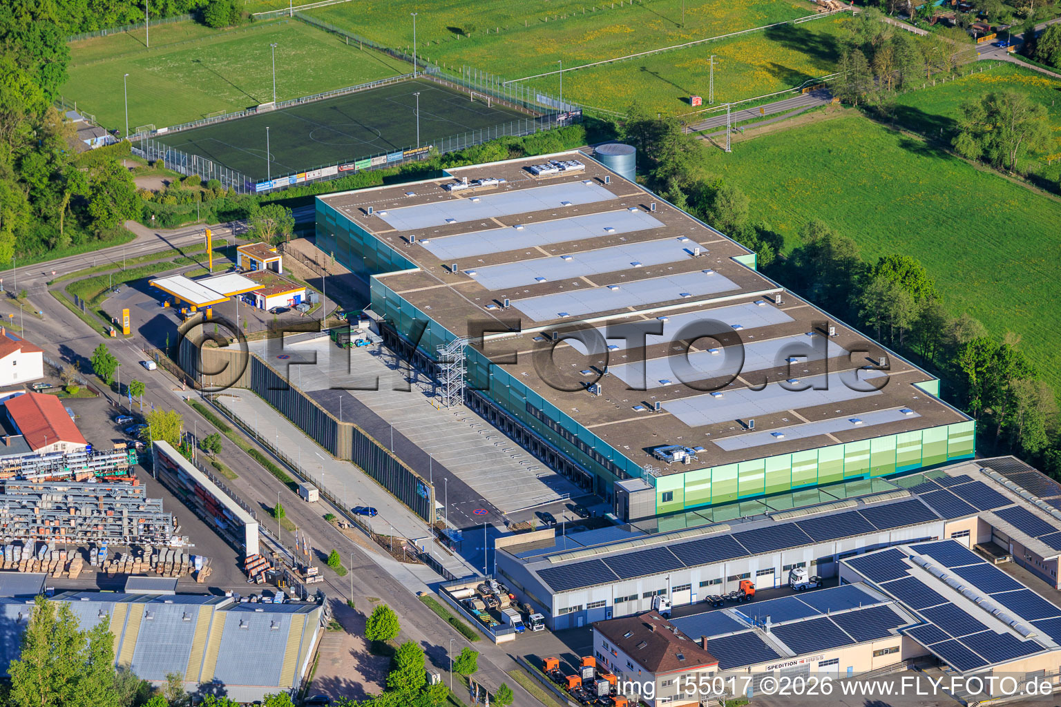 Bâtiment neuf presque achevé du parc logistique de HANSAINVEST et DFI-Real-Estate Kandel pour FRISCHEPLATTFORM SÜDWEST de Gemüsering Stuttgart GmbH à le quartier Minderslachen in Kandel dans le département Rhénanie-Palatinat, Allemagne