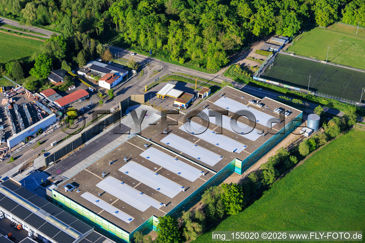 Bâtiment neuf presque achevé du parc logistique de HANSAINVEST et DFI-Real-Estate Kandel pour FRISCHEPLATTFORM SÜDWEST de Gemüsering Stuttgart GmbH à le quartier Minderslachen in Kandel dans le département Rhénanie-Palatinat, Allemagne