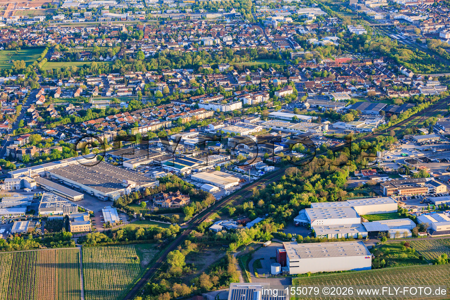 Zone industrielle de Horstring avec Progroup AG, Theo Klein GmbH (site de Landau) et le centre de formation professionnelle de la Chambre des métiers spécialisés du Palatinat à Landau in der Pfalz dans le département Rhénanie-Palatinat, Allemagne
