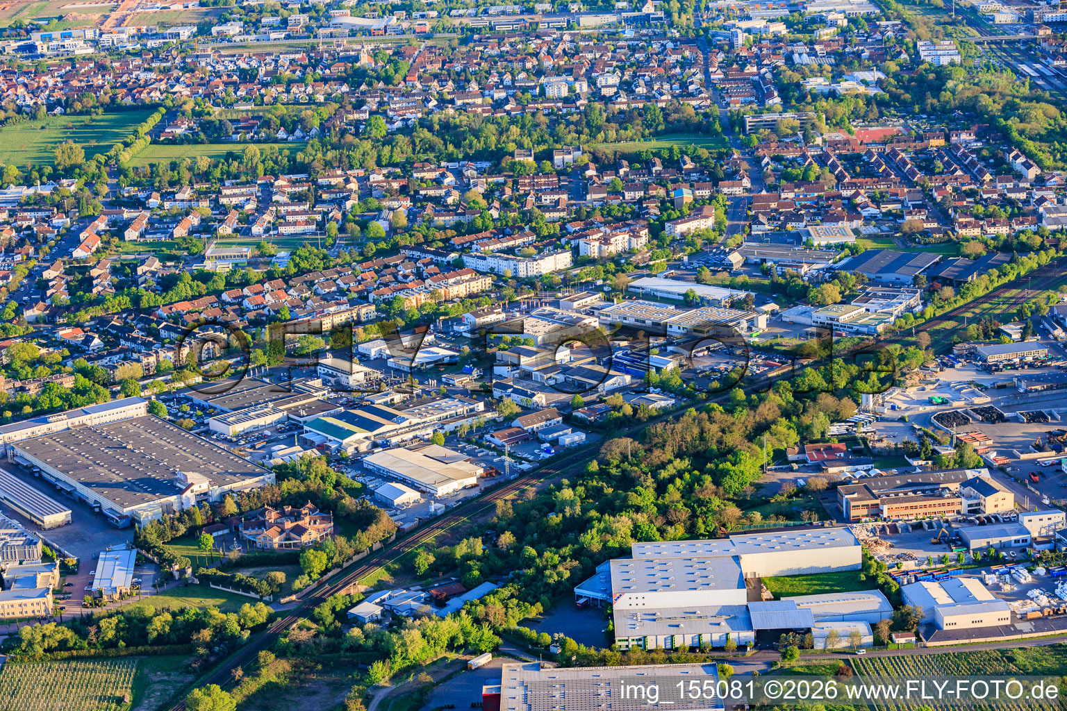 Zone industrielle de Horstring avec Progroup AG, Theo Klein GmbH (site de Landau) et le centre de formation professionnelle de la Chambre des métiers spécialisés du Palatinat à Landau in der Pfalz dans le département Rhénanie-Palatinat, Allemagne