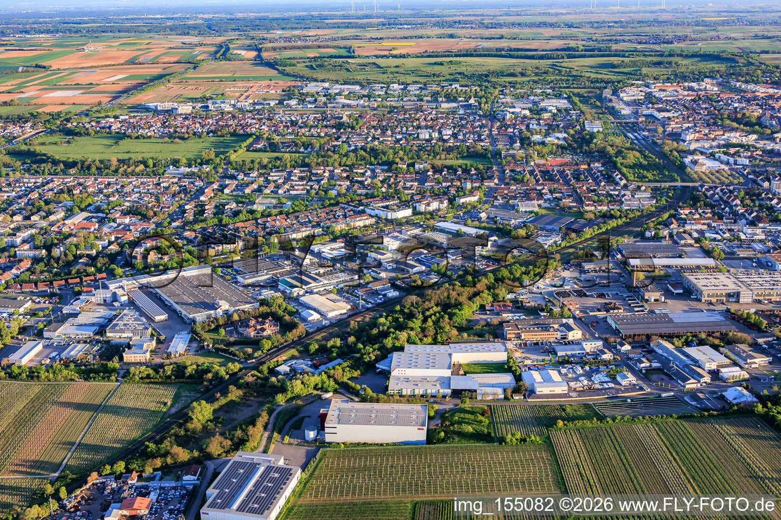 Vue de la ville depuis le nord, avec la zone industrielle au nord, Horstring et Queichheim. à Landau in der Pfalz dans le département Rhénanie-Palatinat, Allemagne