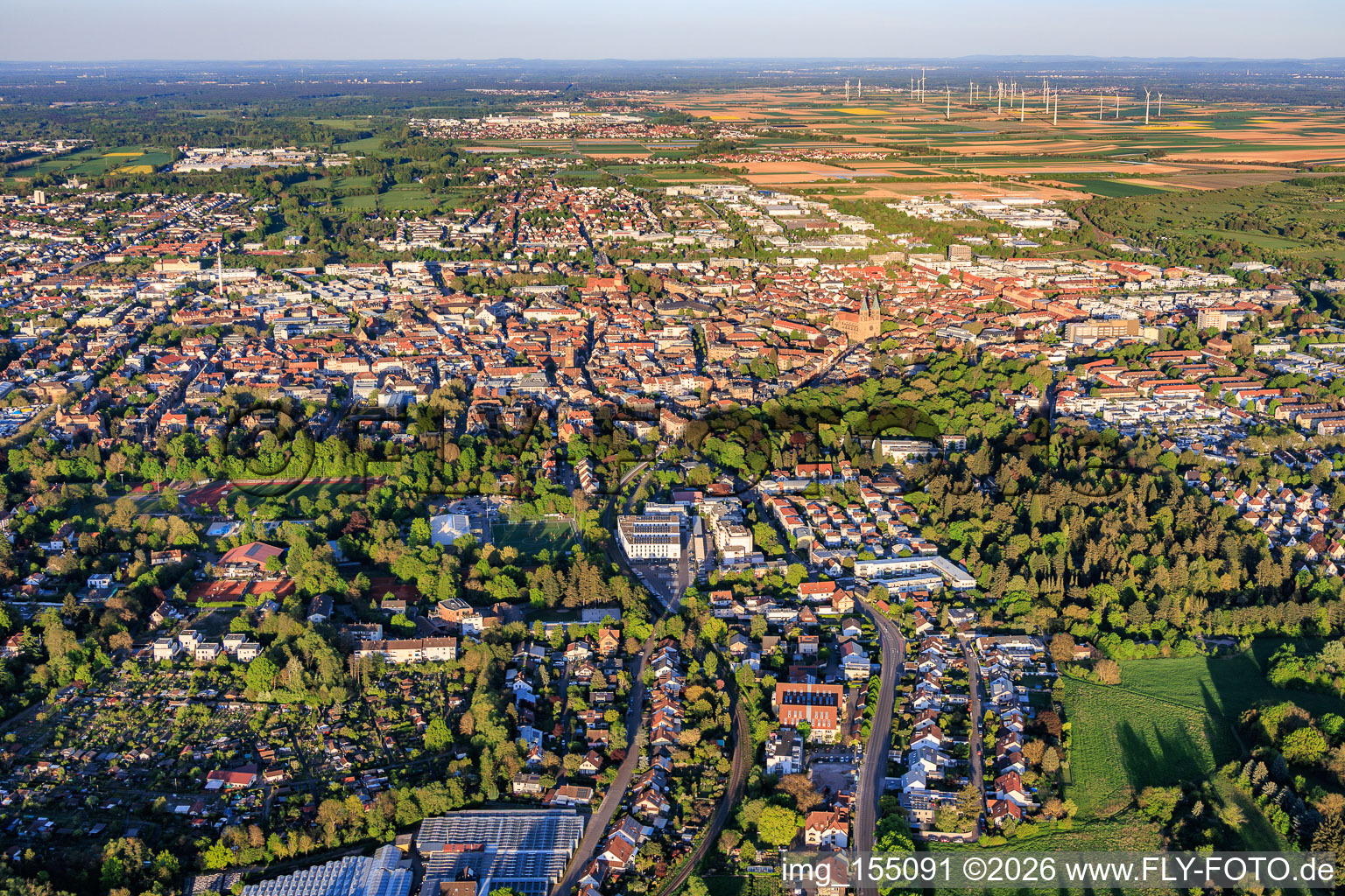 Vue de la ville depuis l'ouest à Landau in der Pfalz dans le département Rhénanie-Palatinat, Allemagne