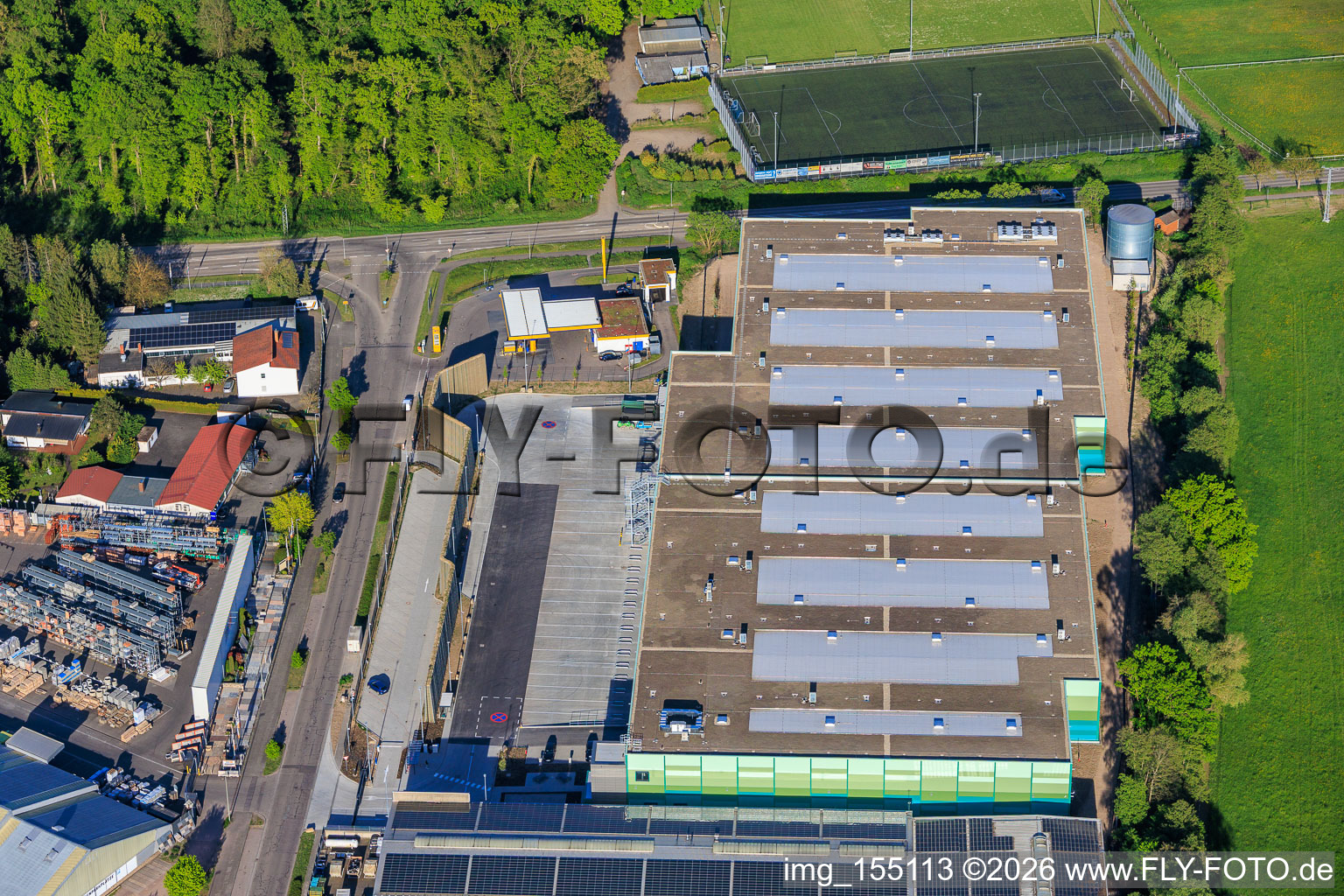 Bâtiment neuf presque achevé du parc logistique de HANSAINVEST et DFI-Real-Estate Kandel pour FRISCHEPLATTFORM SÜDWEST de Gemüsering Stuttgart GmbH à le quartier Minderslachen in Kandel dans le département Rhénanie-Palatinat, Allemagne