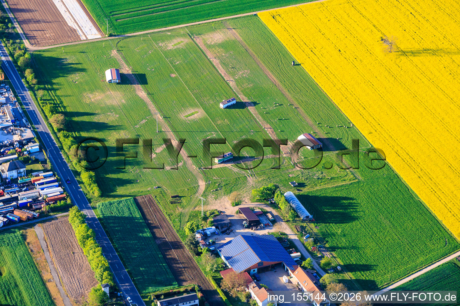 Poulaillers mobiles pour le distributeur automatique d'œufs de la ferme Schmithof à Lingenfeld dans le département Rhénanie-Palatinat, Allemagne