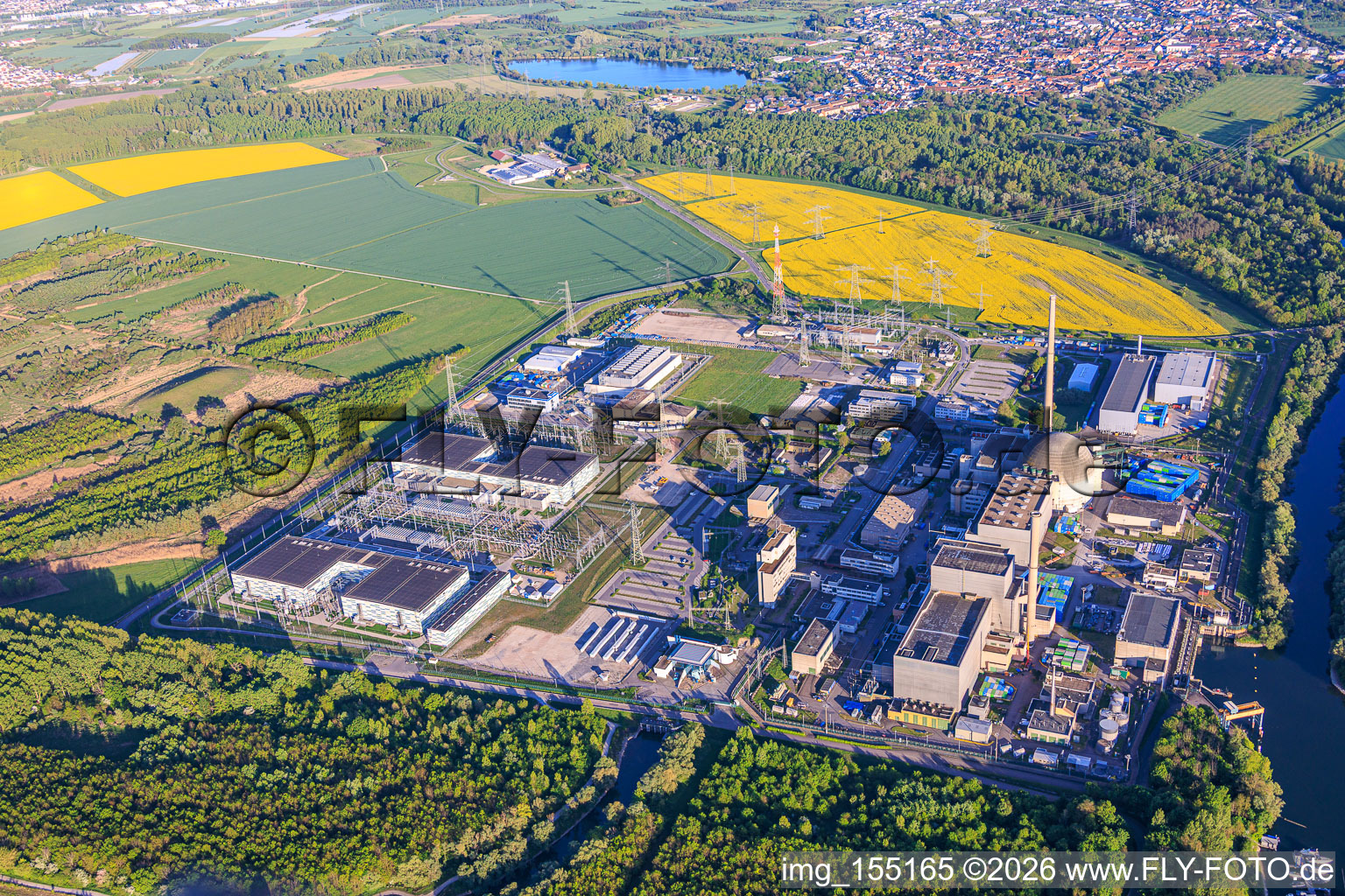 Centrale nucléaire désaffectée d'EnBW Kernkraft GmbH (EnKK), Philippsburg avec poste de transformation à courant continu de TransnetBW GmbH à Philippsburg dans le département Bade-Wurtemberg, Allemagne