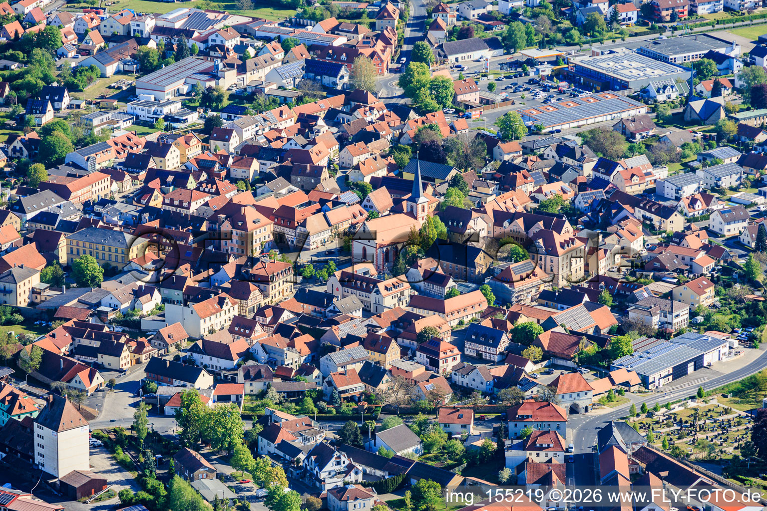 Place du marché avec l'église paroissiale Saint-Jean-Baptiste à Hofheim in Unterfranken dans le département Bavière, Allemagne