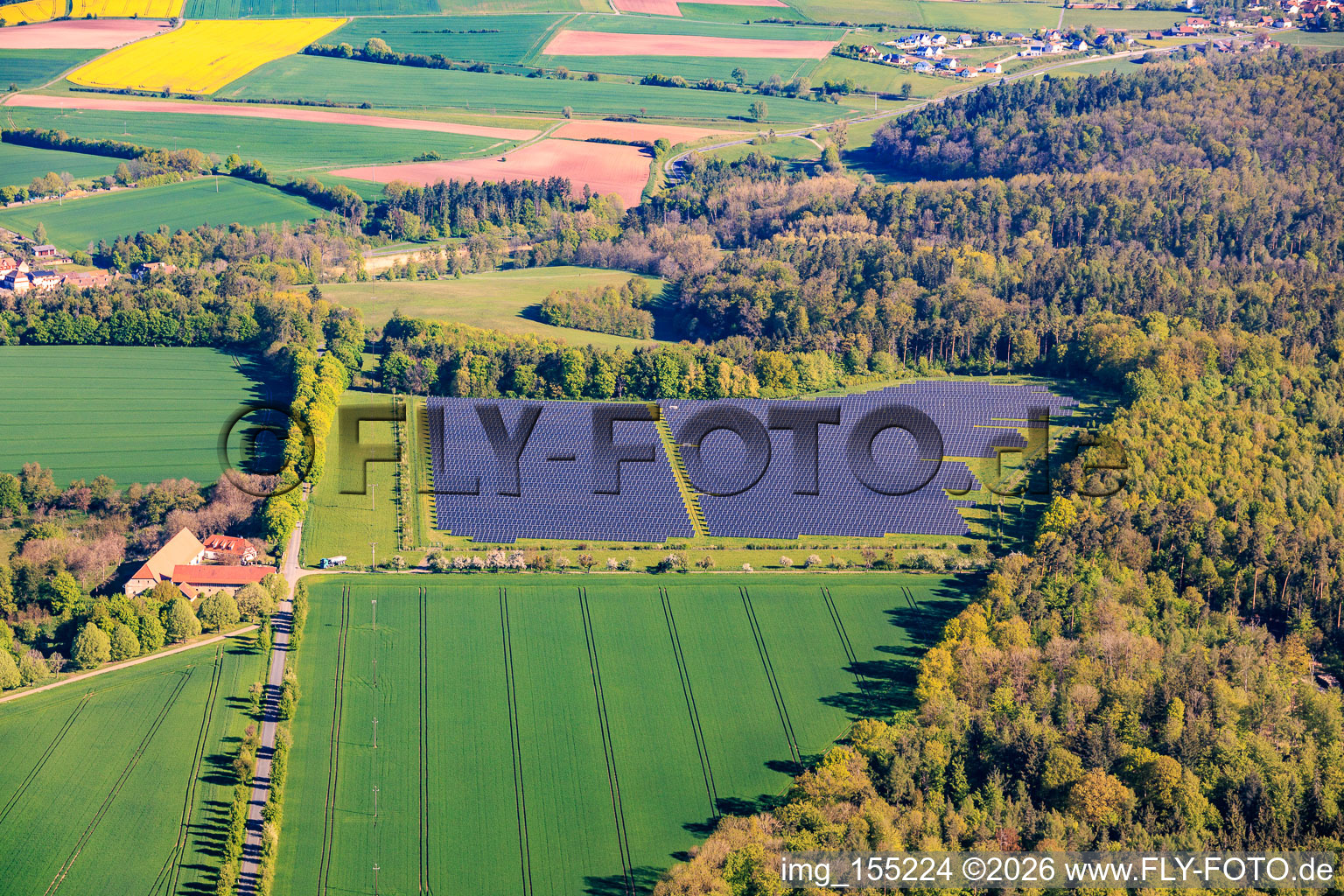 Centrale solaire photovoltaïque en espace ouvert Birkenfeld et AGPW à le quartier Birkenfeld in Maroldsweisach dans le département Bavière, Allemagne