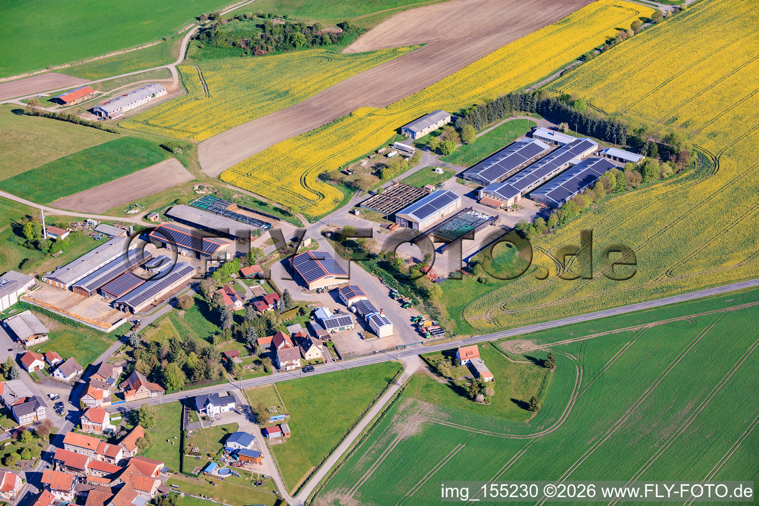 Bâtiments et halls de la Société de Production et de Vente Agricoles à le quartier Hellingen in Heldburg dans le département Thuringe, Allemagne
