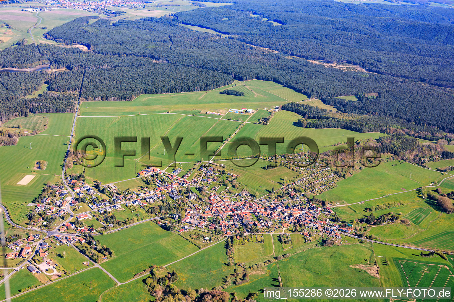 Vue de la ville depuis le sud, de ce côté de l'aérodrome Pennewitz à le quartier Pennewitz in Ilmenau dans le département Thuringe, Allemagne