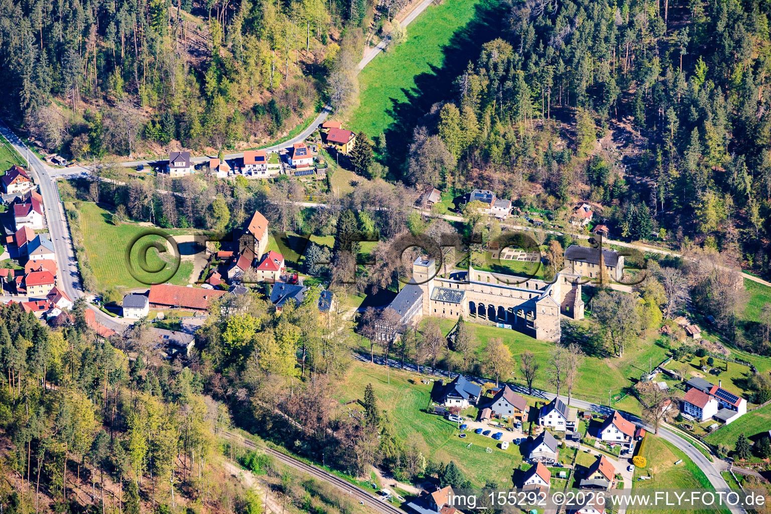 Monastère Paulinzella avec terres louées, pavillon de chasse et ruines du monastère à le quartier Paulinzella in Königsee dans le département Thuringe, Allemagne