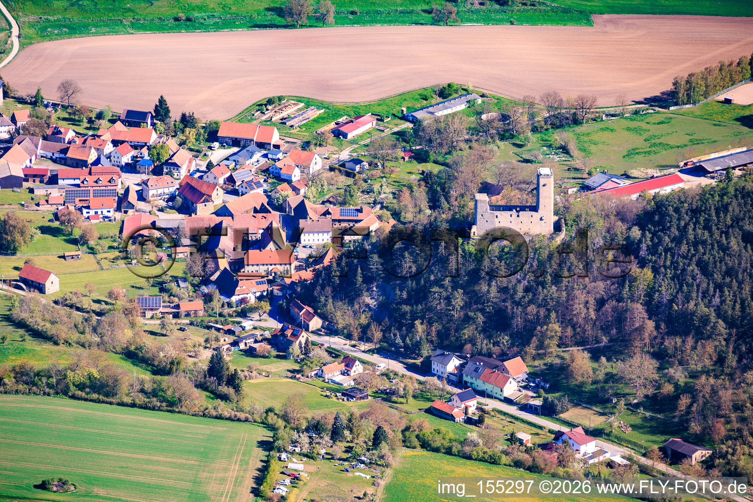 Vue du village depuis le sud avec les ruines du château Ehrenstein à le quartier Ehrenstein in Stadtilm dans le département Thuringe, Allemagne