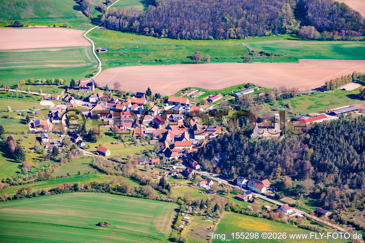 Vue du village depuis le sud avec les ruines du château Ehrenstein à le quartier Ehrenstein in Stadtilm dans le département Thuringe, Allemagne