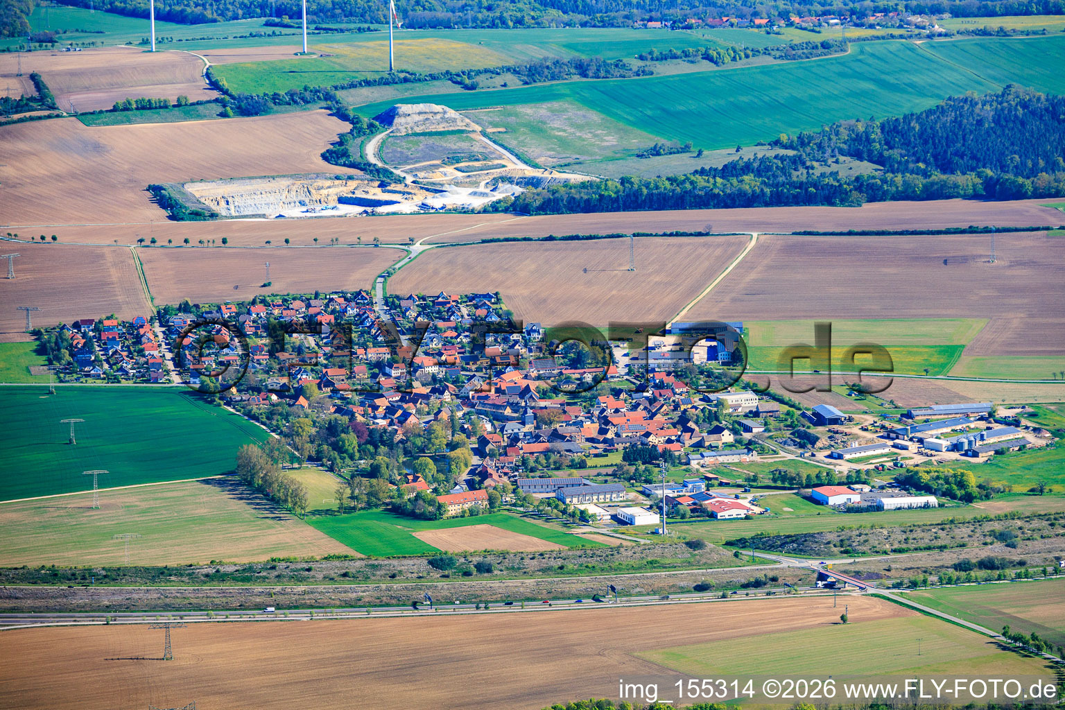 Vue du village depuis le sud, au-delà de l'autoroute A4 à Bucha dans le département Thuringe, Allemagne