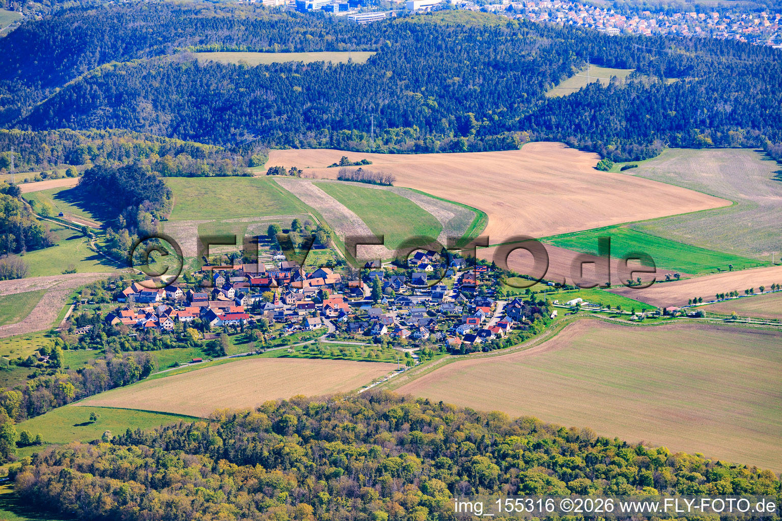 Vue du village depuis le sud-ouest à le quartier Oßmaritz in Bucha dans le département Thuringe, Allemagne