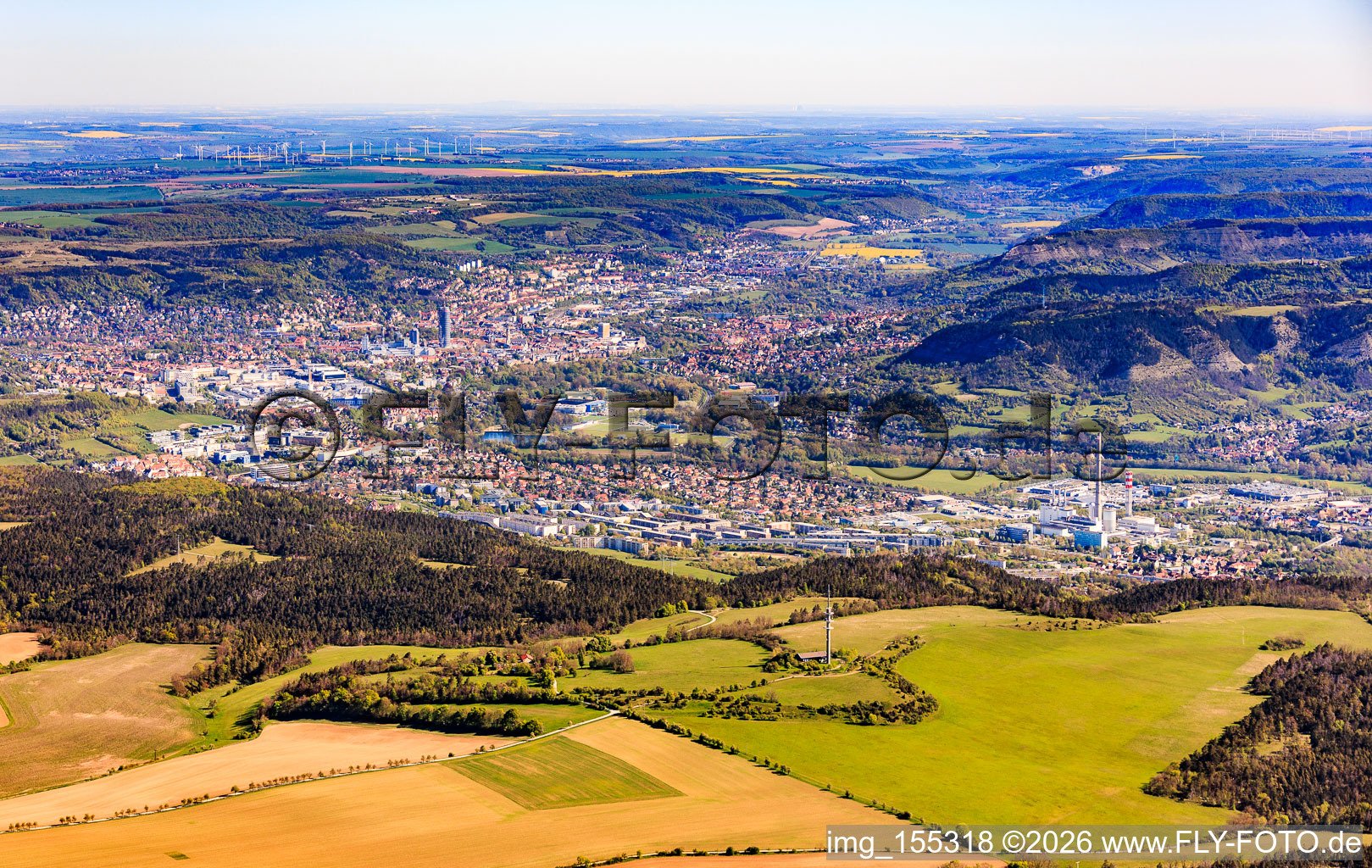 Vue de la ville depuis le sud avec la tour radio d'Oßmaritz à le quartier Winzerla in Jena dans le département Thuringe, Allemagne