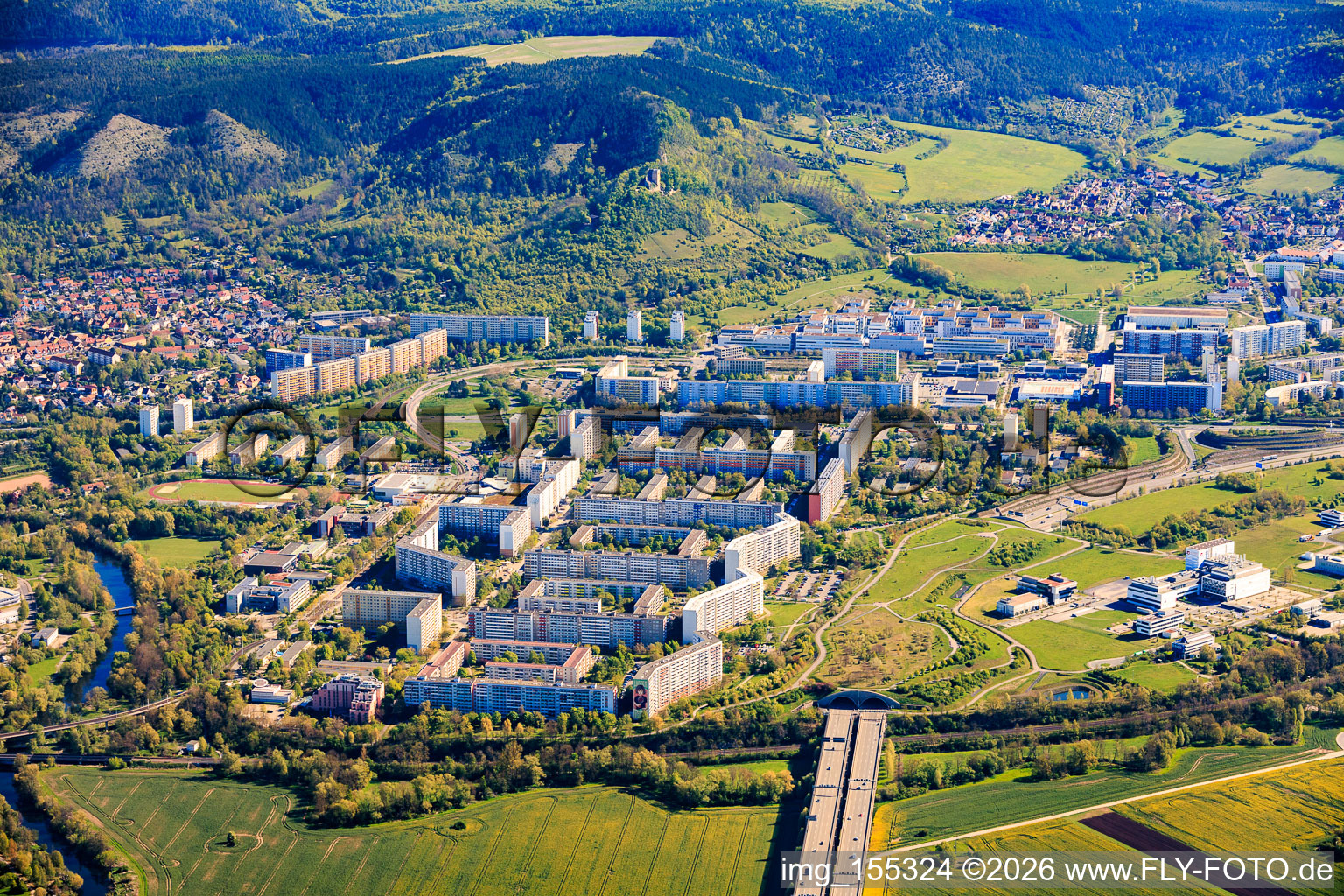 Tunnel de l'A4 sous le lotissement de logements préfabriqués venant du sud-ouest et EVER Pharma Jena GmbH à le quartier Neulobeda in Jena dans le département Thuringe, Allemagne