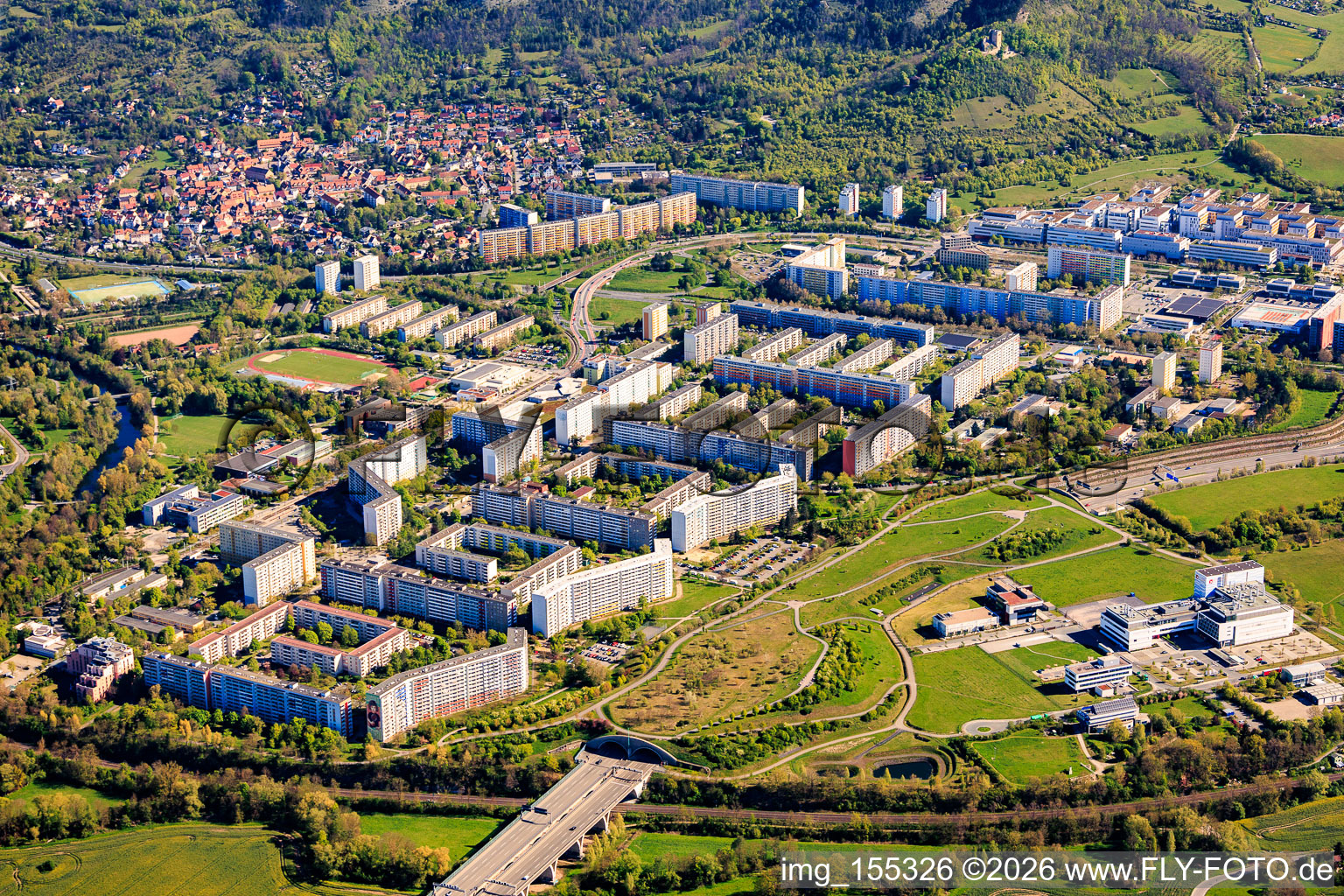 Tunnel de l'A4 sous le lotissement de logements préfabriqués venant du sud-ouest et EVER Pharma Jena GmbH à le quartier Neulobeda in Jena dans le département Thuringe, Allemagne