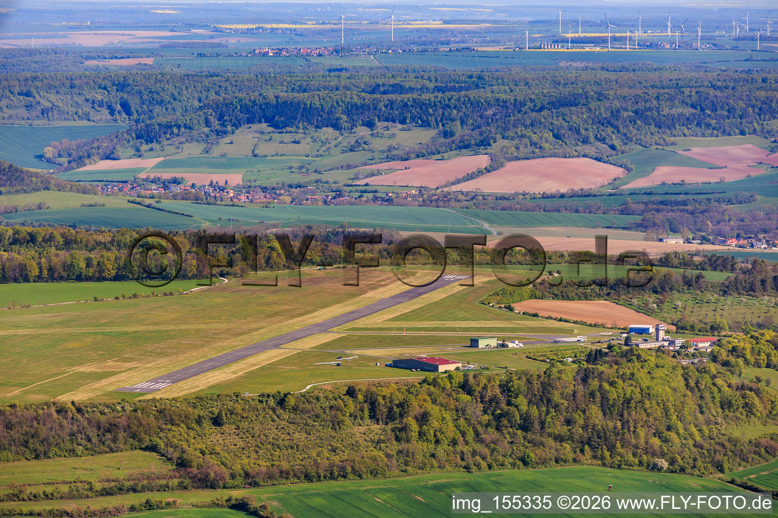 Piste et tour de l'aéroport de Jena - Schöngleina vue du sud à Schöngleina dans le département Thuringe, Allemagne