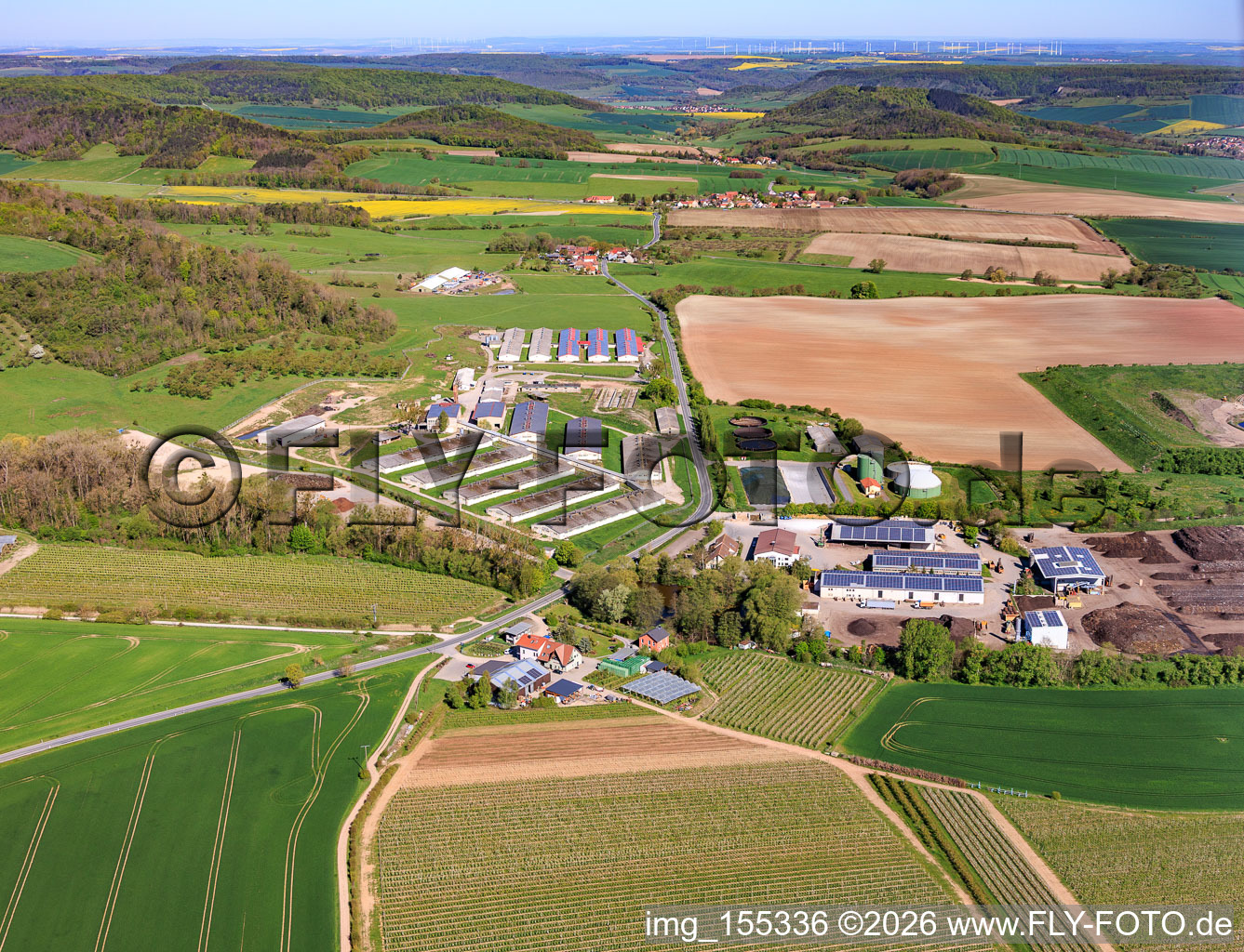 Zone industrielle Zinna avec des tas de compost de GEMES Abfallentsorgung und Recycling GmbH à le quartier Zinna in Schöngleina dans le département Thuringe, Allemagne