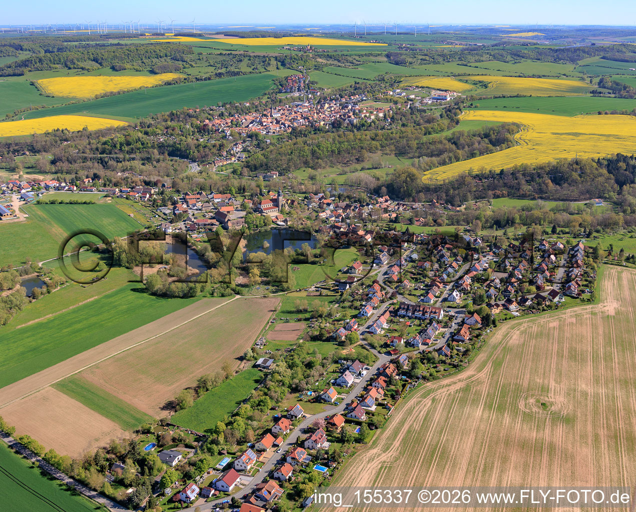Vue de la ville depuis le sud avec l'étang du monastère à le quartier Thalbürgel in Bürgel dans le département Thuringe, Allemagne
