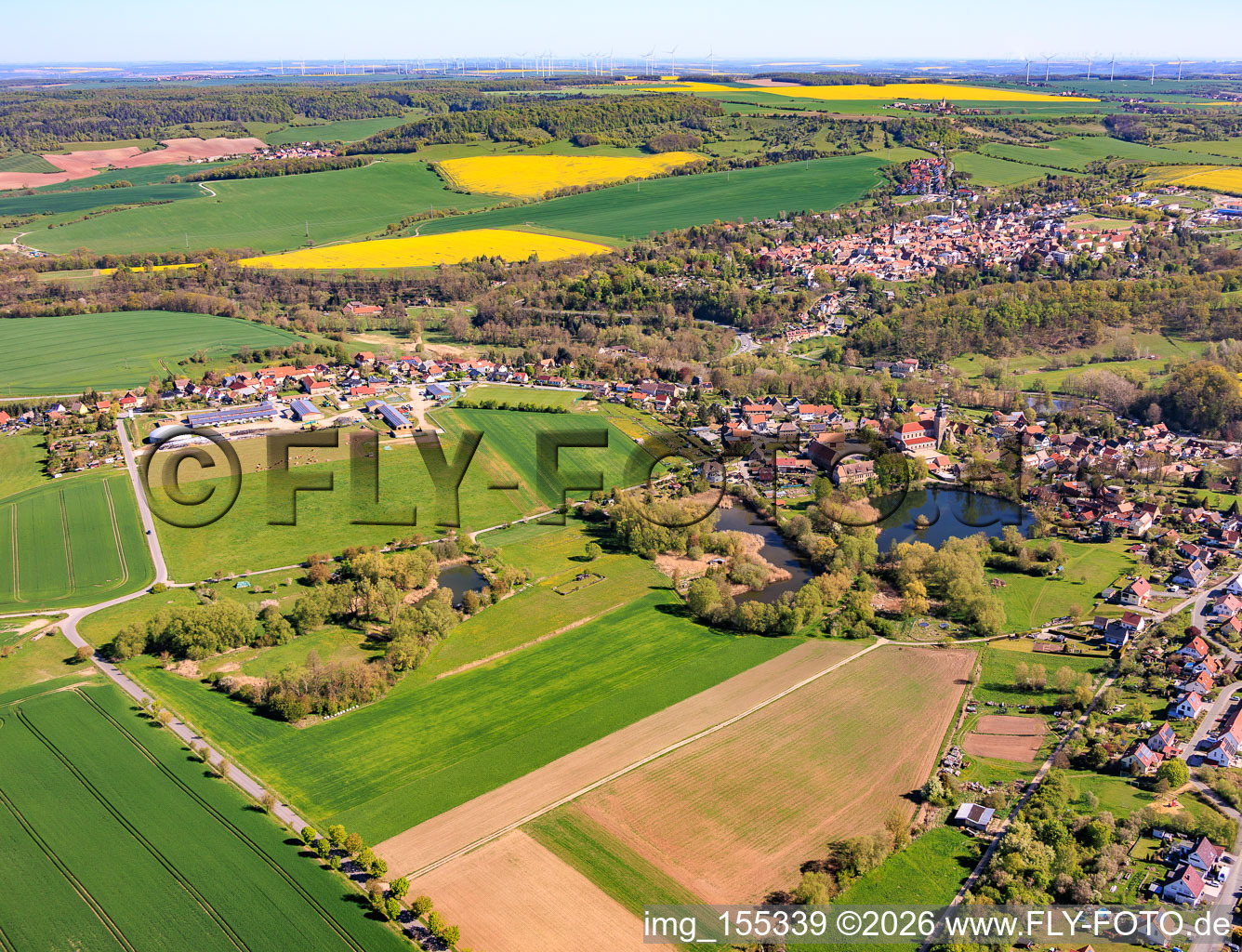 Vue de la ville depuis le sud avec l'étang du monastère à le quartier Thalbürgel in Bürgel dans le département Thuringe, Allemagne