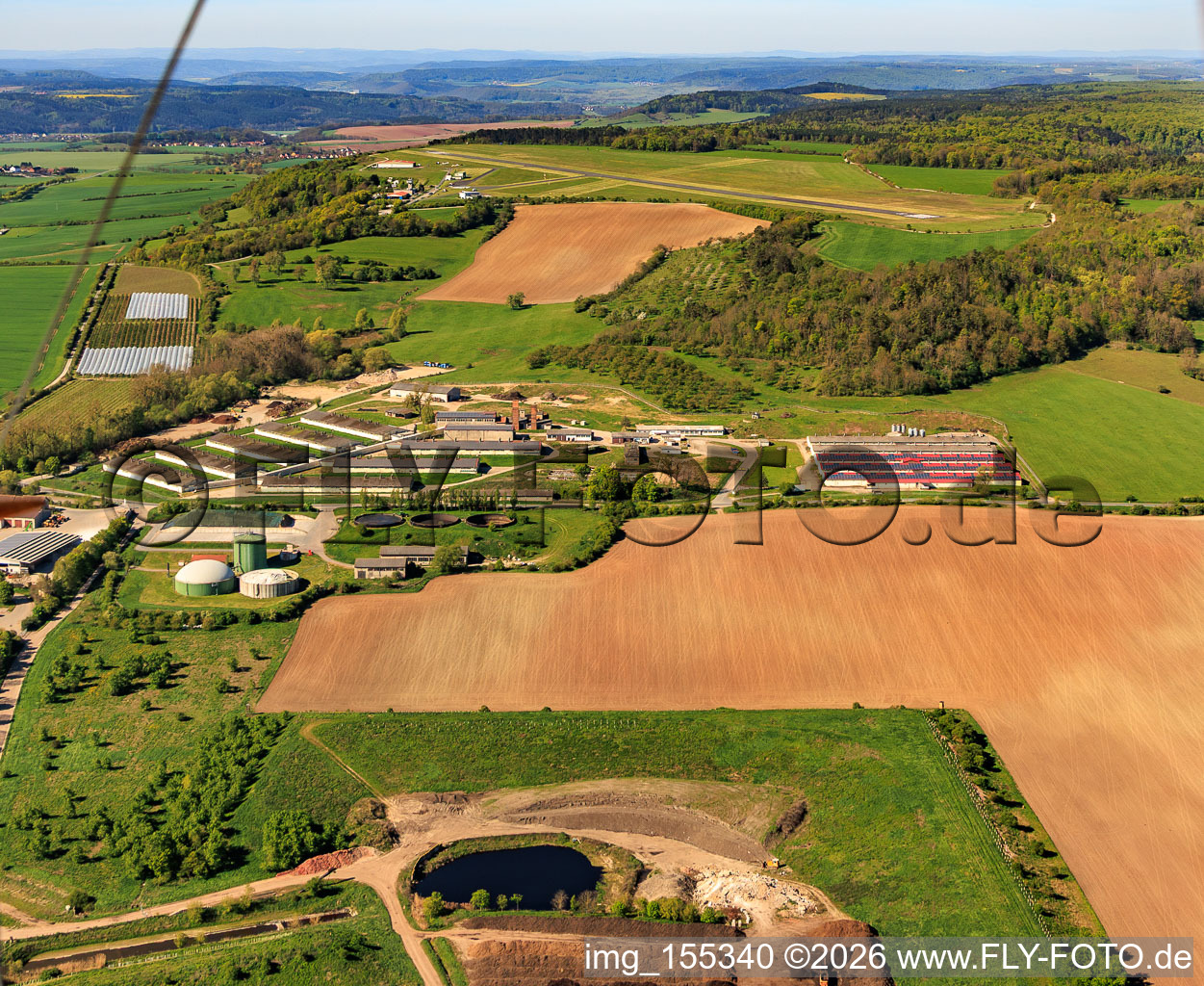 Zone industrielle Zinna avec des tas de compost de GEMES Abfallentsorgung und Recycling GmbH à le quartier Zinna in Schöngleina dans le département Thuringe, Allemagne
