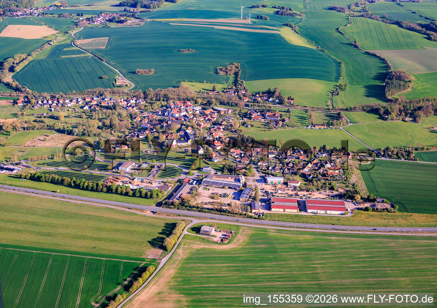 Vue du village depuis le nord, au-delà de la B281, avec la succursale de REMONDIS Mitteldeutschland GmbH Neunhofen et l'usine de fabrication de palettes de Wood Manufacturing Group Inc. à le quartier Neunhofen in Neustadt an der Orla dans le département Thuringe, Allemagne