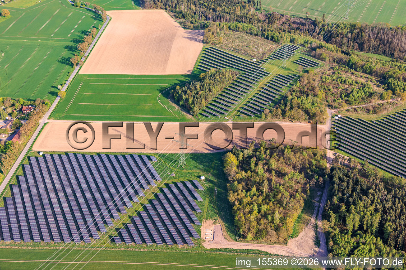 Grande installation photovoltaïque en plein champ à Gamse à Gertewitz dans le département Thuringe, Allemagne