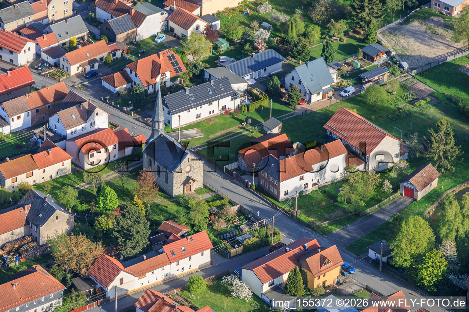 Église du village à Peuschen dans le département Thuringe, Allemagne
