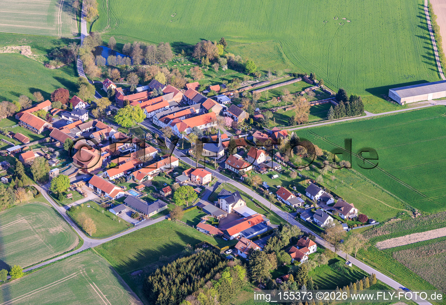 Vue du village avec son église depuis l'ouest à le quartier Bahren in Peuschen dans le département Thuringe, Allemagne