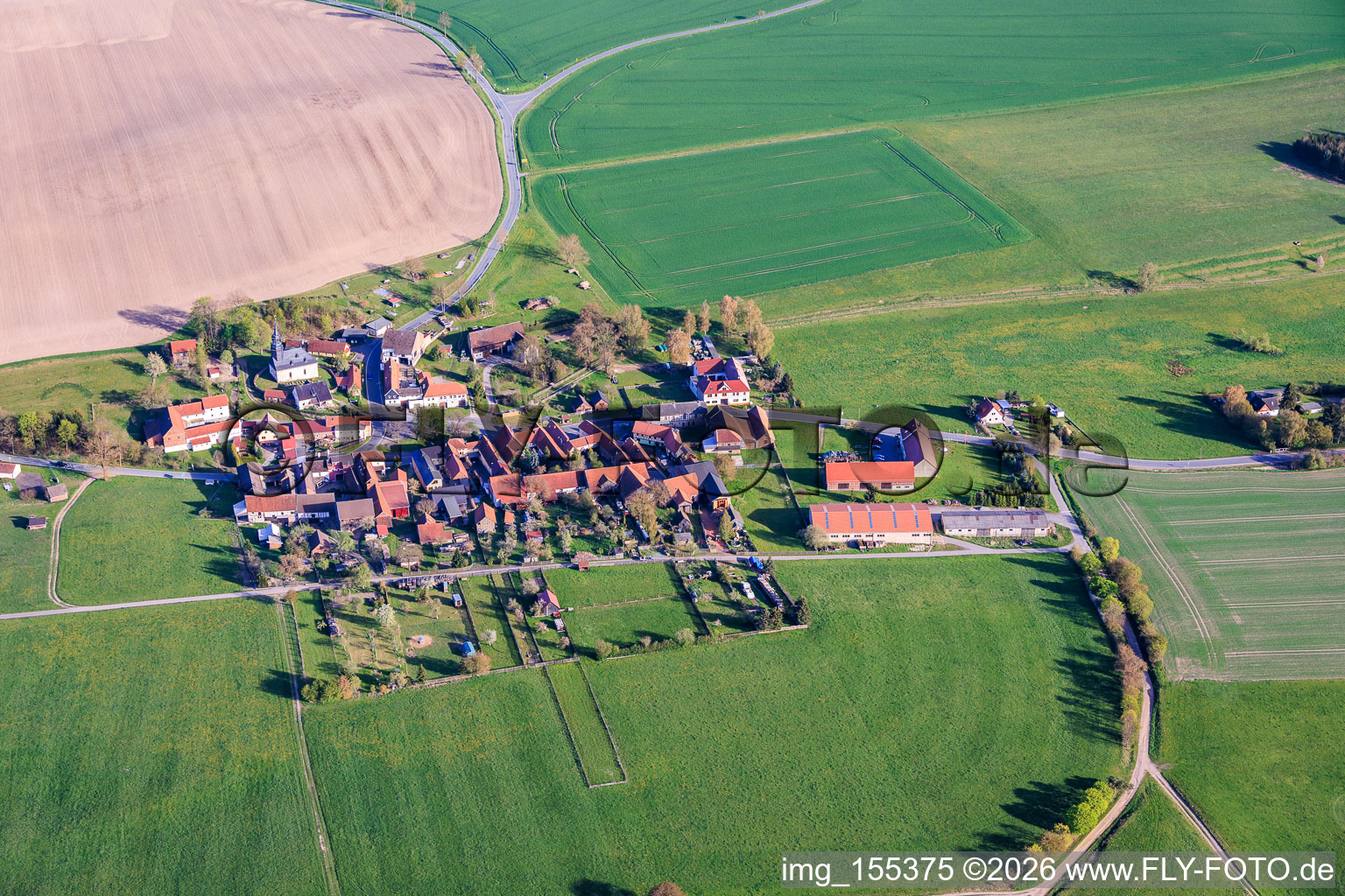 Vue du village avec l'église Saint-Martin, vue du nord-ouest. à Moxa dans le département Thuringe, Allemagne