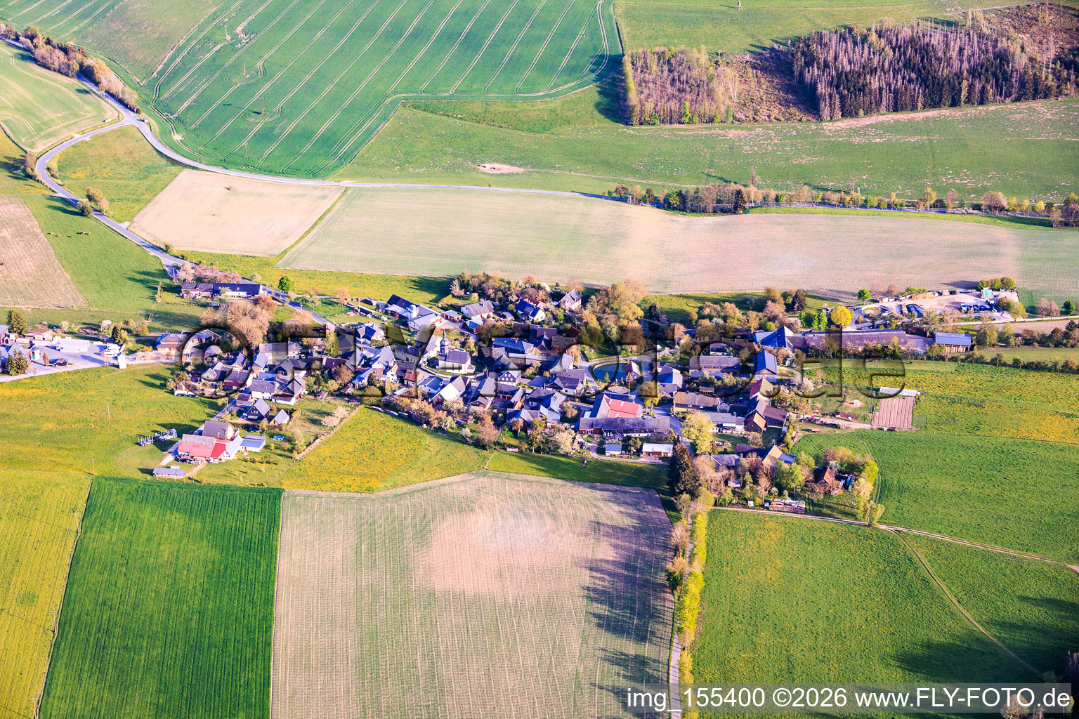 Vue du village depuis le nord, avec son étang rond et l'église Sainte-Maurice. à le quartier Burglemnitz in Remptendorf dans le département Thuringe, Allemagne