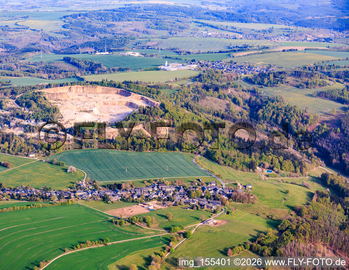 Vue du village depuis le nord-ouest, en face de la carrière de Granitwerk Fischer GmbH & Co. KG. à le quartier Weitisberga in Wurzbach dans le département Thuringe, Allemagne