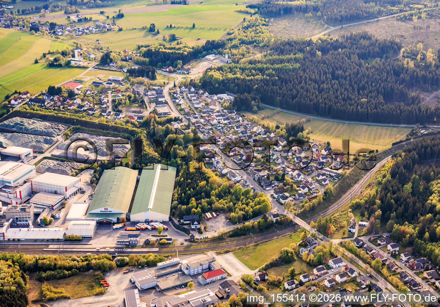 Vue de la ville depuis l'est, montrant Wiegand-Glashüttenwerke GmbH et Bayerische Flaschen-Glashüttenwerke Vertriebs-GmbH. à Steinbach am Wald dans le département Bavière, Allemagne