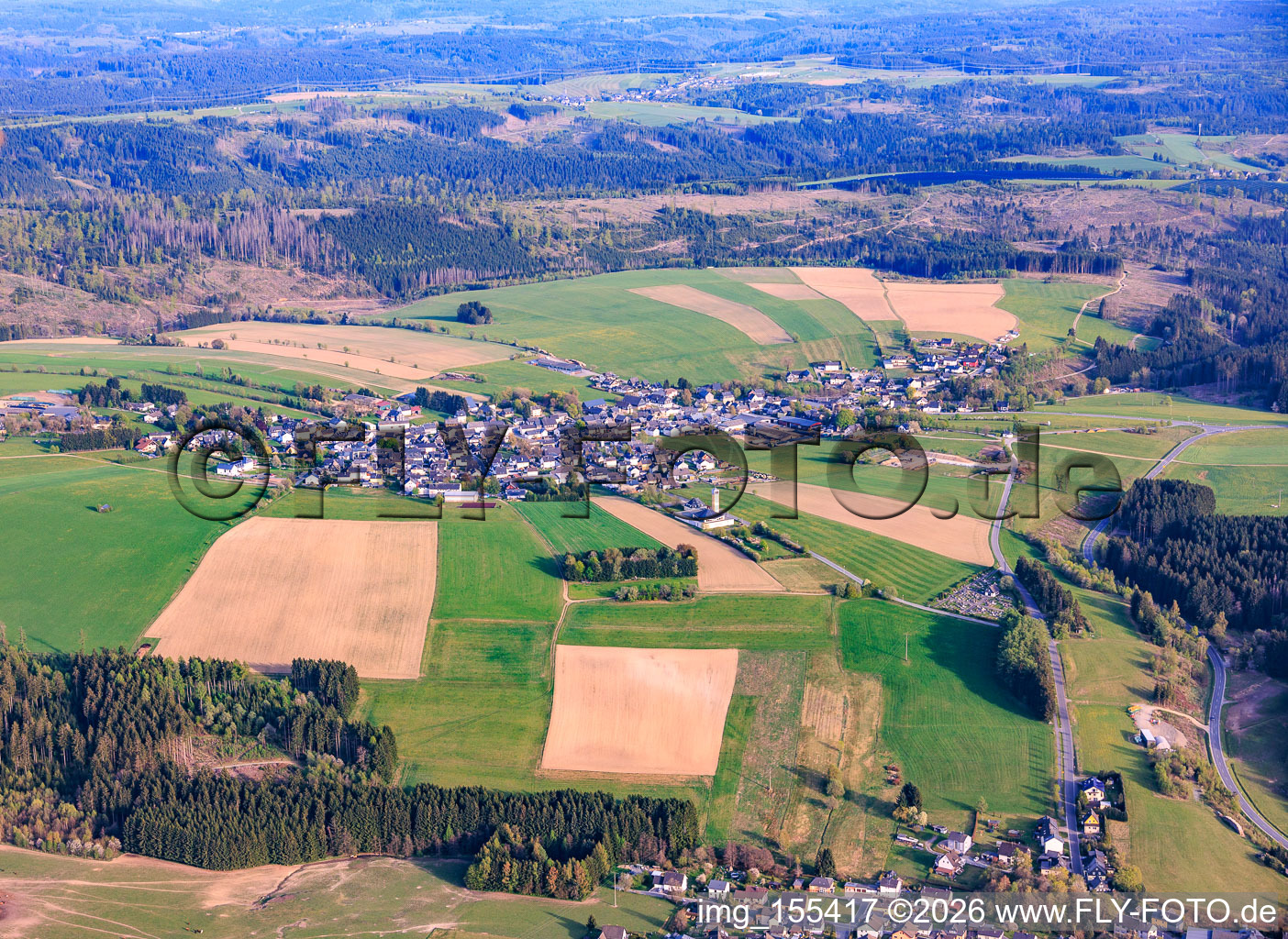Vue du village depuis le nord-ouest avec l'église Saint-Michel à Reichenbach dans le département Bavière, Allemagne