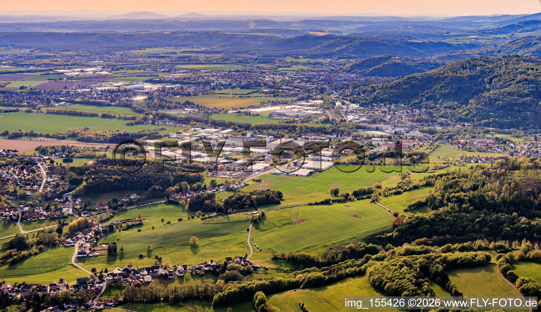 Vue de la ville depuis le sud-est avec OBECK Verpackungen GmbH et Martin Systems AG dans le parc industriel Sonneberg-Föritz à le quartier Malmerz in Sonneberg dans le département Thuringe, Allemagne