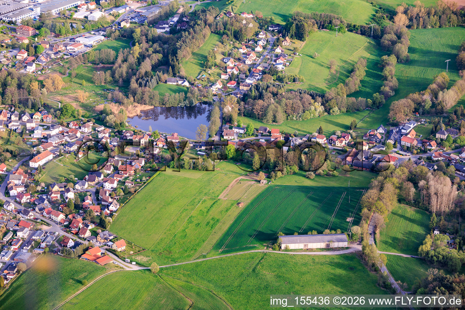 Vue du village avec l'étang du moulin en forme de cœur depuis le nord à le quartier Schierschnitz in Föritztal dans le département Thuringe, Allemagne