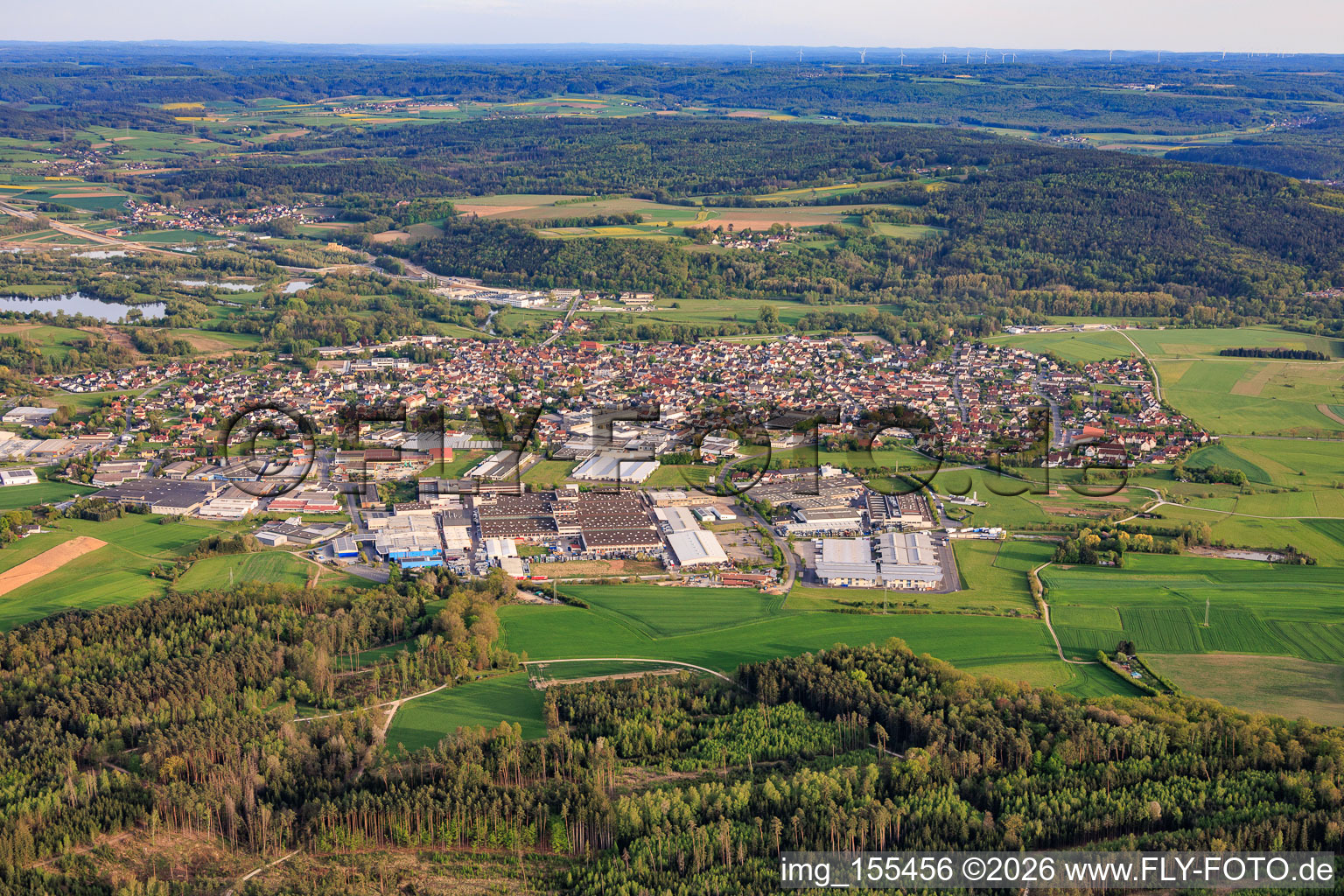 Vue de la ville depuis le nord, montrant le parc industriel nord et les sociétés SMIA Technology Germany GmbH, Metob Beschichtungen GmbH et Koinor Polstermöbel GmbH & Co. KG. à Michelau in Oberfranken dans le département Bavière, Allemagne