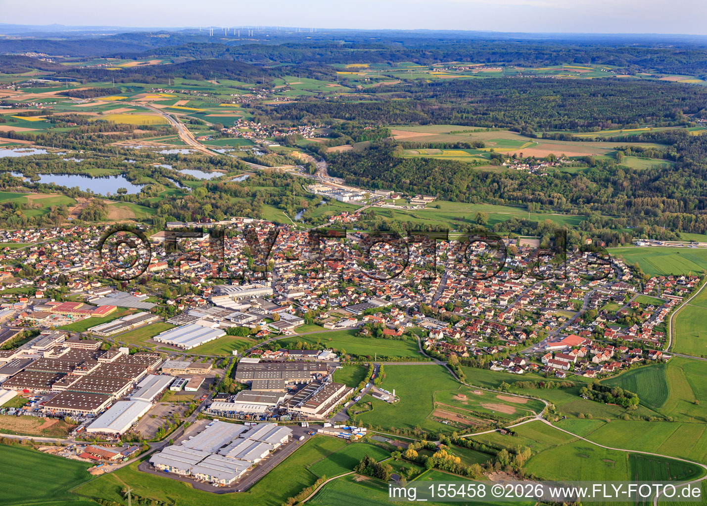 Vue d'ensemble de la ville depuis le nord-ouest à Michelau in Oberfranken dans le département Bavière, Allemagne