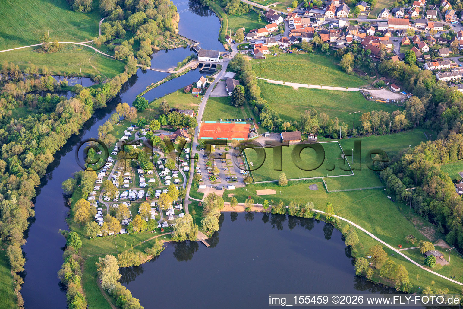 Camping principal Lichtenfels au lac de baignade Oberwallenstadt et terrains de sport du DJK Franken Lichtenfels au gué du Main de la centrale hydroélectrique Oberwallenstadt à le quartier Oberwallenstadt in Lichtenfels dans le département Bavière, Allemagne