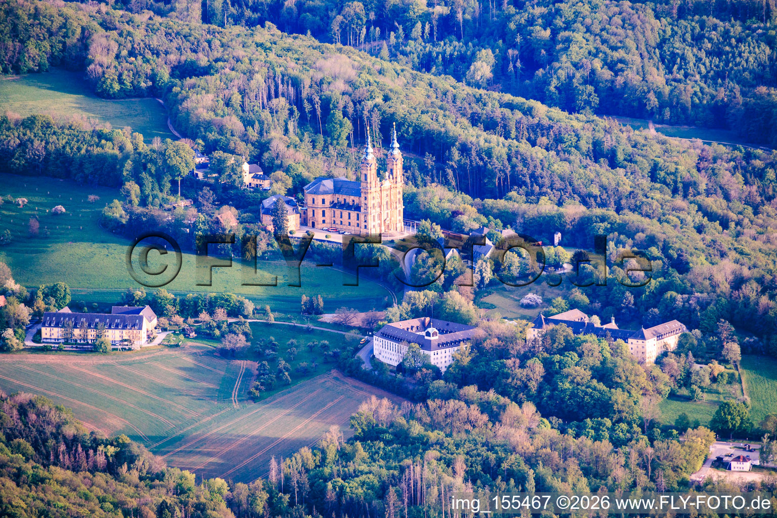 Abbaye de Banz avec la salle impériale, l'église abbatiale Saint-Denys-et-Saint-Pierre, la sculpture et le mémorial de Valentin Rathgeber et la Fondation Hanns Seidel - Abbaye de Banz à le quartier Unnersdorf in Bad Staffelstein dans le département Bavière, Allemagne