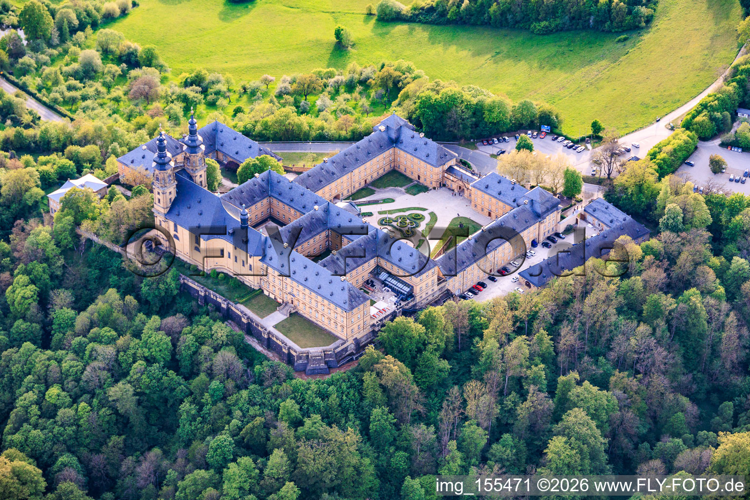 Abbaye de Banz avec la salle impériale, l'église abbatiale Saint-Denys-et-Saint-Pierre, la sculpture et le mémorial de Valentin Rathgeber et la Fondation Hanns Seidel - Abbaye de Banz à le quartier Unnersdorf in Bad Staffelstein dans le département Bavière, Allemagne