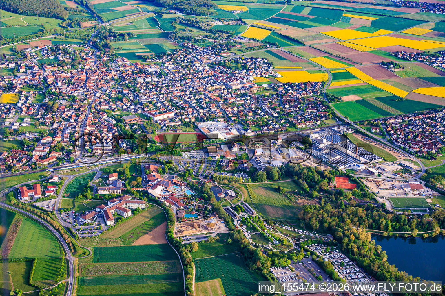 Vue de la ville thermale depuis le nord avec le parc industriel Staffelstein-West et Goebel Porzellan GmbH, ainsi que le parc thermal avec sa scène au bord du lac, Obermain Therme et Schön Klinik Bad Staffelstein à Bad Staffelstein dans le département Bavière, Allemagne