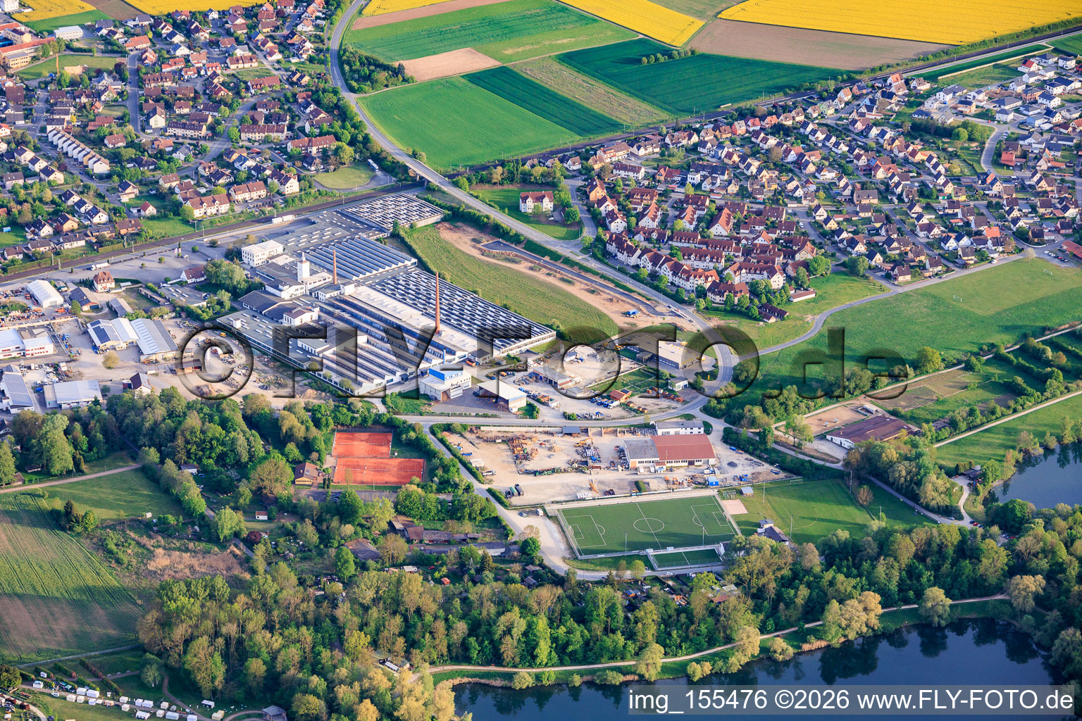 Centre sportif Bernd Potzel d'Oberau et parc industriel Staffelstein-West avec porcelaine Goebel à Bad Staffelstein dans le département Bavière, Allemagne