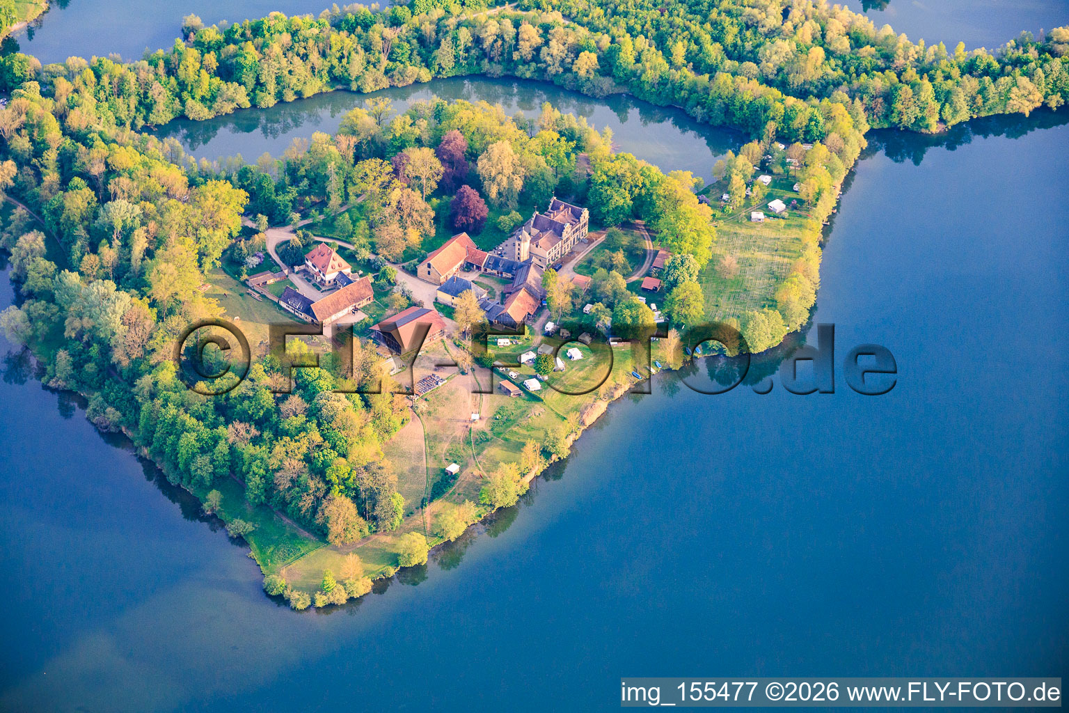 Château d'Oberau au bord du lac Mittelsee et école de voile et de bateau à moteur d'Oberau - Werner Dorbert à Bad Staffelstein dans le département Bavière, Allemagne