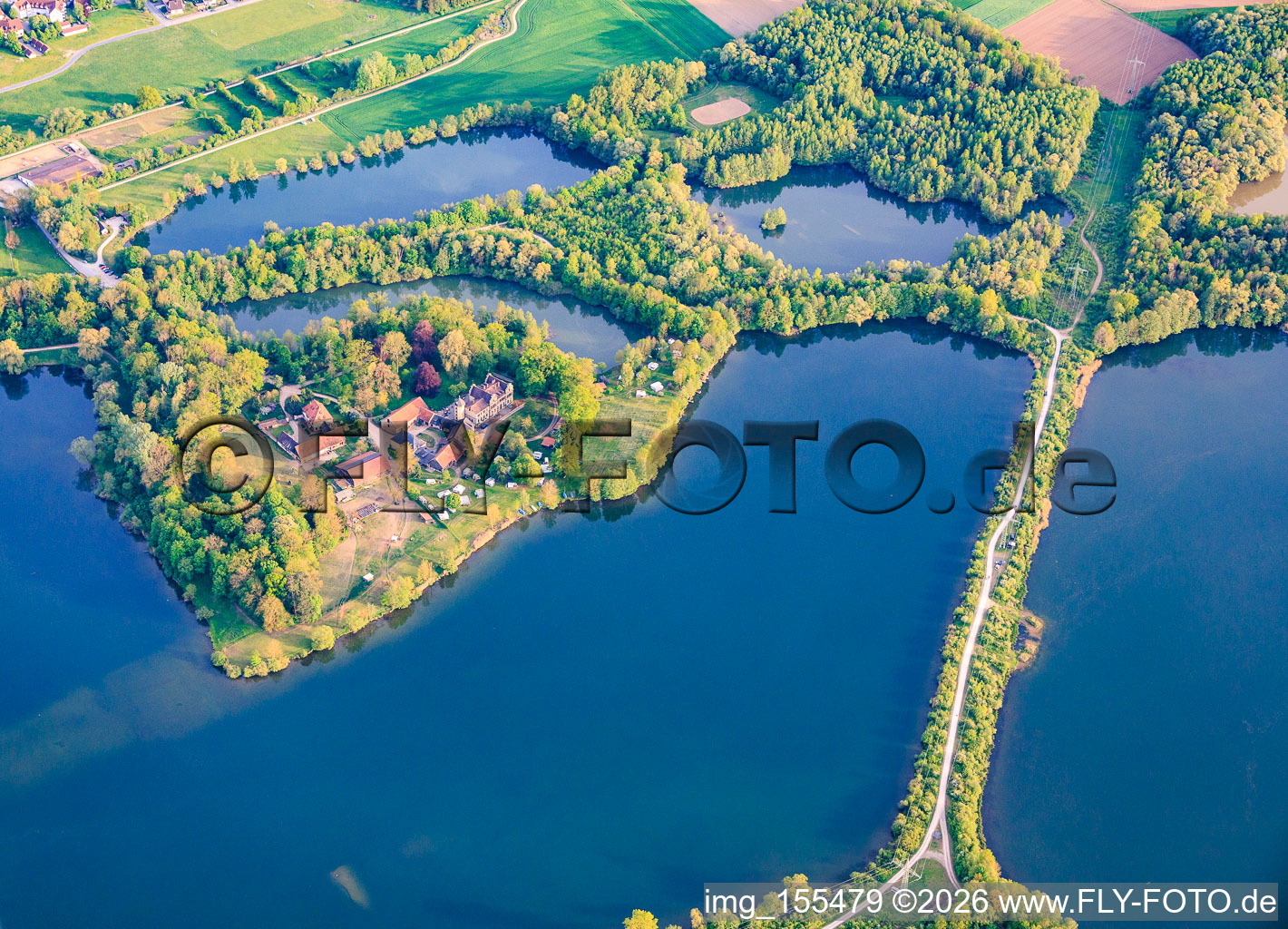 Château d'Oberau au bord du lac Mittelsee et école de voile et de bateau à moteur d'Oberau - Werner Dorbert à Bad Staffelstein dans le département Bavière, Allemagne