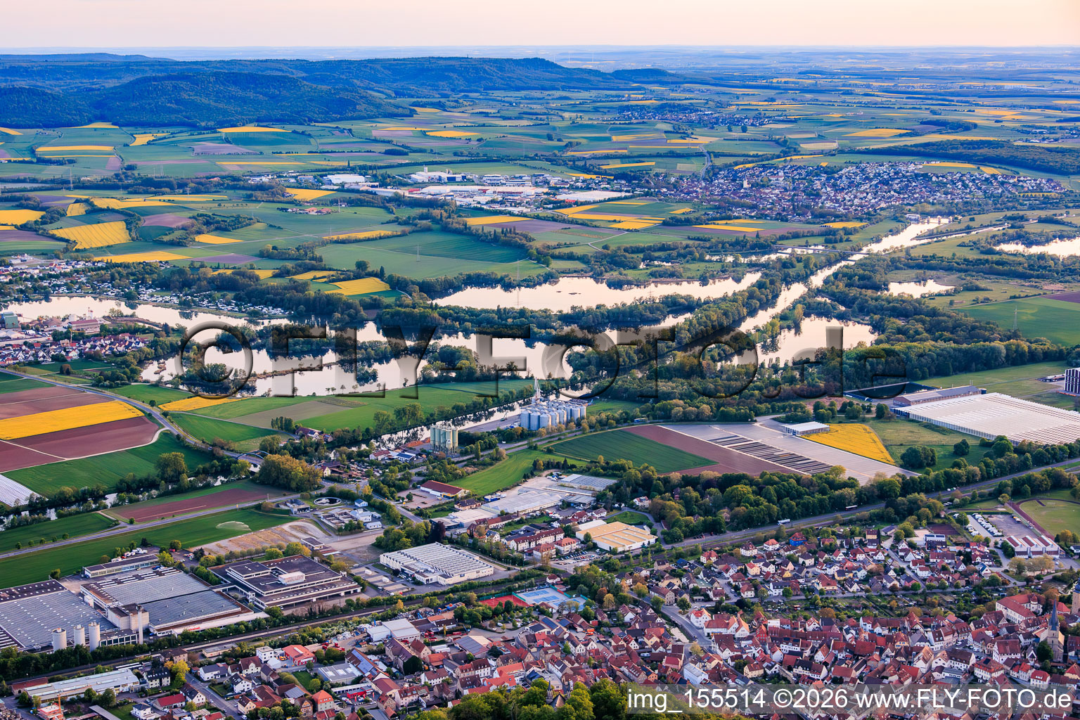 Vue sur la ville au bord du Main avec le parc industriel Zuckergelände, Hafen Zeil GmbH, infire GmbH et MSG Knetzgauer Bucht à Zeil am Main dans le département Bavière, Allemagne