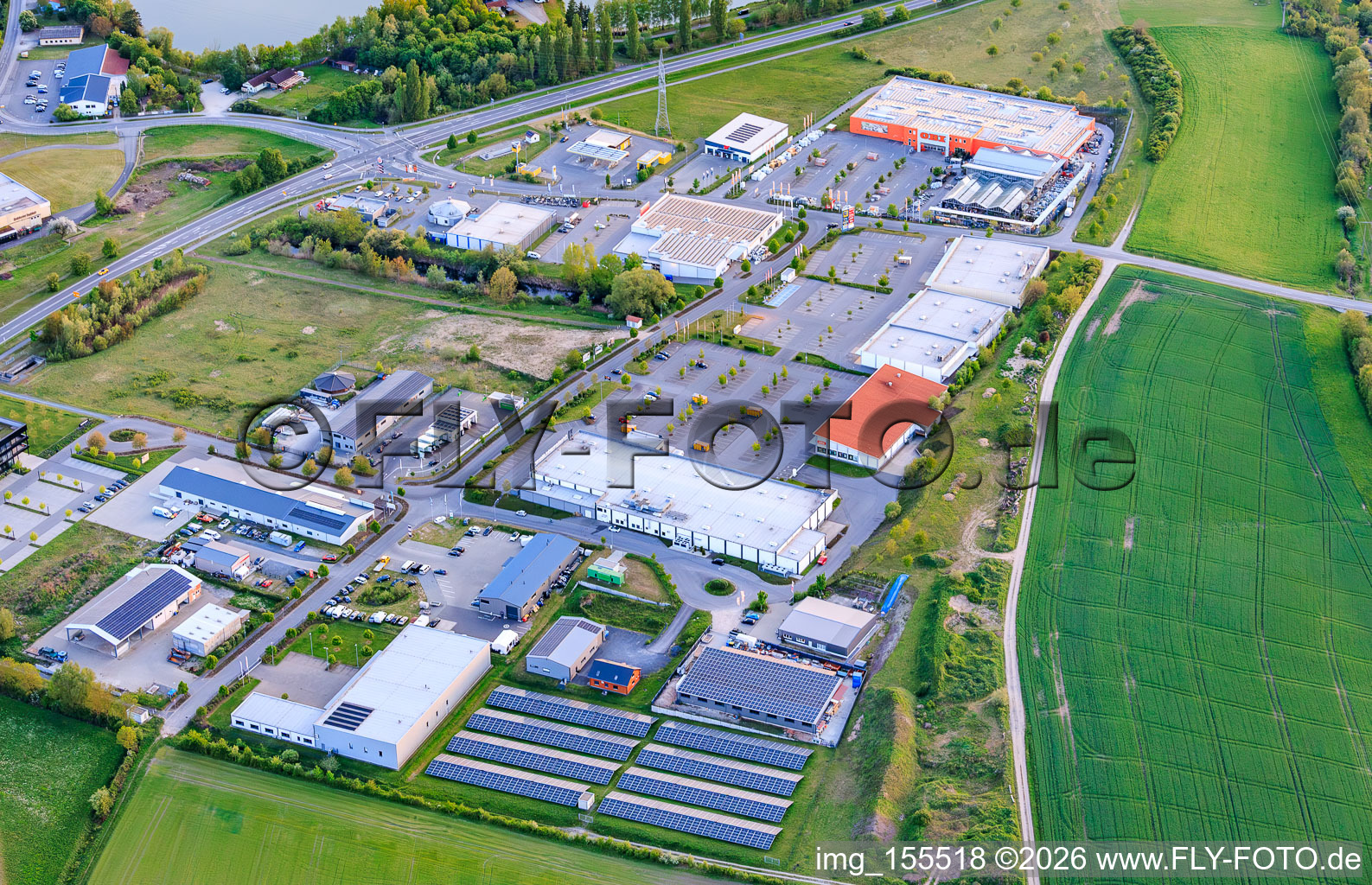 Zone industrielle Haßfurt-East Robert-Bosch-Straße avec RENO, OBI et E center Frischemarkt Meyer à le quartier Kleinaugsfeld in Haßfurt dans le département Bavière, Allemagne